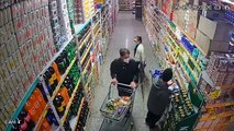 Imagens da camêra de segurança registram o homem furando o mercado