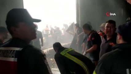 Yanan fabrikadan meydana gelen çökmede 1 itfaiyeci enkaz altında kaldı