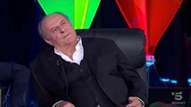 Tu sì que vales, Gerry Scotti commenta gli illusionisti a testa in giù: “E’ pericoloso stare così pe