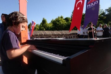 TARİHİ ON GÖZLÜ KÖPRÜ'DE 8 YAŞINDAKİ DELAL'DEN PİYANO RESİTALİ