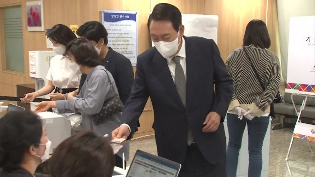 尹 대통령-김건희 여사, 용산서 '점심시간 투표' / YTN