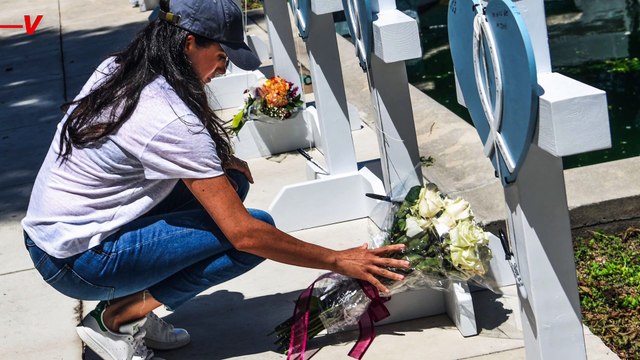 Moment Meghan Markle Makes Surprise Visit to Memorial for TX School Shooting Victims