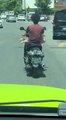 Sultanbeyli' şoke eden görüntü: Motosiklet sürerken kucağında bebek taşıdı
