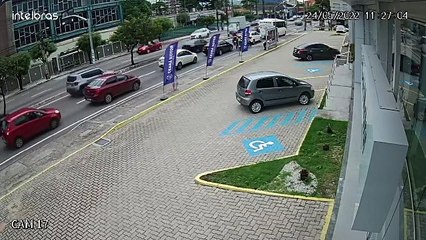 Mulher é atacada em parada de ônibus da Avenida Pontes Vieira