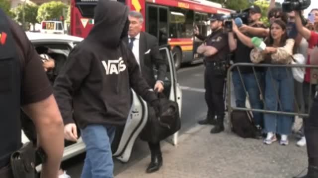 El Cuco guarda silencio y se oculta tras una apaciencia de estrella del Rock