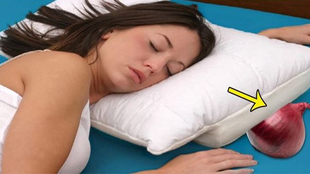 रात को तकिए के नीचे प्याज रखने से क्या होता है ? । takiya ke niche pyaj rakhne se kya hota hai