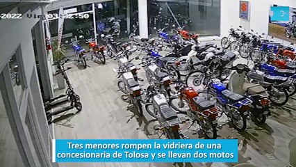 Tres menores rompen la vidriera de una concesionaria de Tolosa y se llevan dos motos