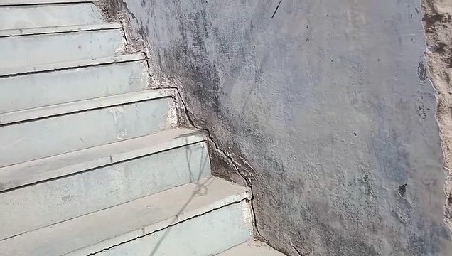 बला​स्टिंग से मकानों में आई दरारे, मजबूरन लोग खाली कर रहे हैं मकान