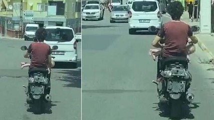 Motosiklet sürerken kucağında bebek taşıdı