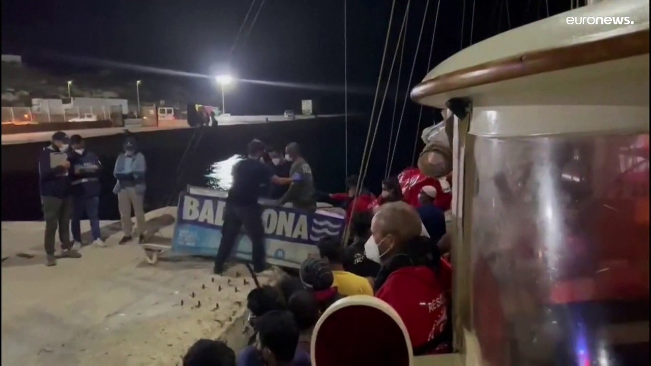 Rettungsaktion von 'Open Arms': 110 Menschen gehen in Lampedusa an Land