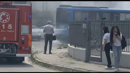 Il motore del bus prede fuoco, fuggi fuggi degli studenti