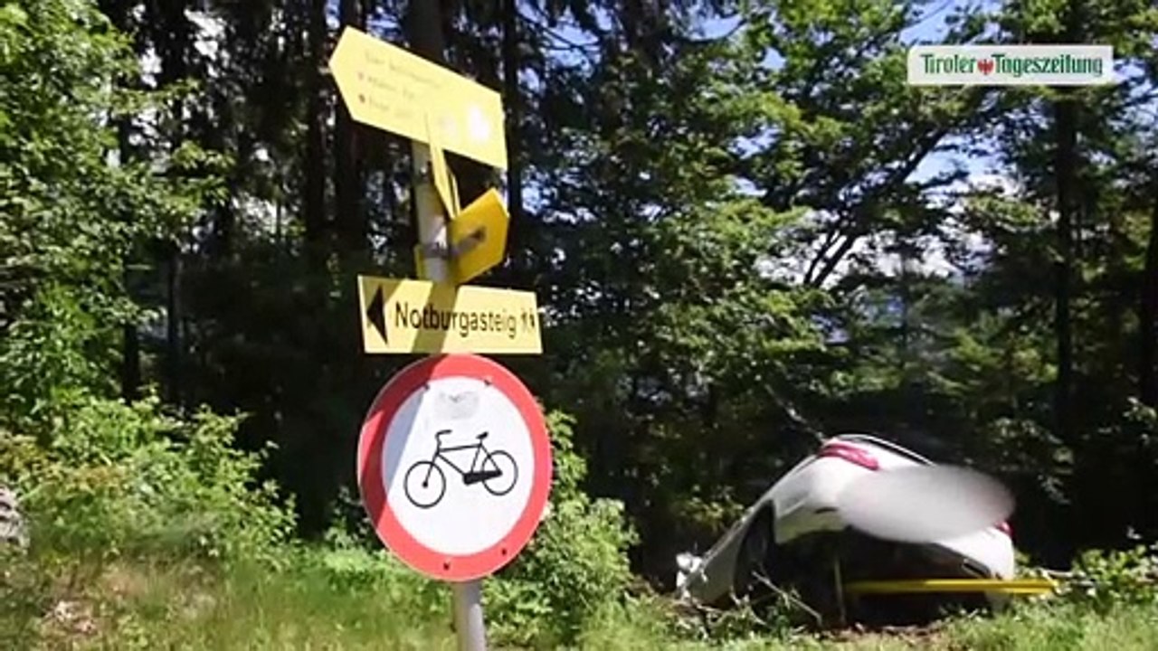 Pedal verwechselt: Auto stürzte bei Kanzelkehre vier Meter über Böschung