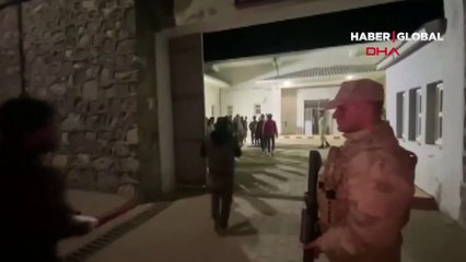 Bitlis'te skandal anları! 15 kişilik minibüsten 42 kaçak göçmen çıktı