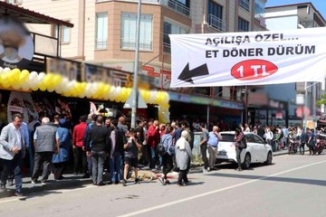 Açılışa özel 1 TL'ye satılan et döner izdihama neden oldu
