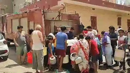 Télécharger la video: Water Crisis: लोगों की प्यास बुझा रही आग बुझाने वाली गाड़ी, देखें Video...