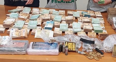 Ascoli Satriano (FG) - In casa droga, armi e 660mila euro in contanti: 3 arresti (27.05.22)