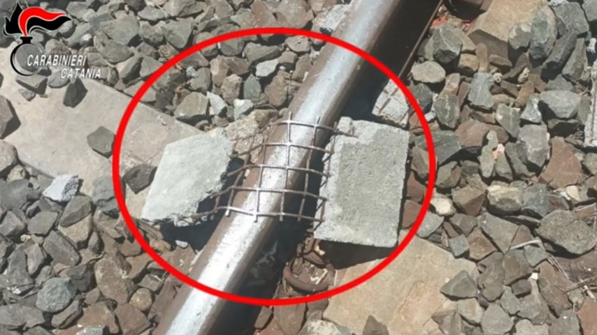 Grammichele (CT) - Tubi e pietre sui binari del treno: denunciati 6 minorenni (27.05.22)