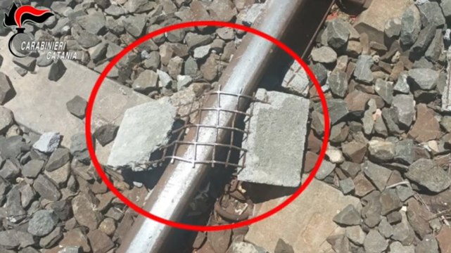Grammichele (CT) - Tubi e pietre sui binari del treno: denunciati 6 minorenni (27.05.22)