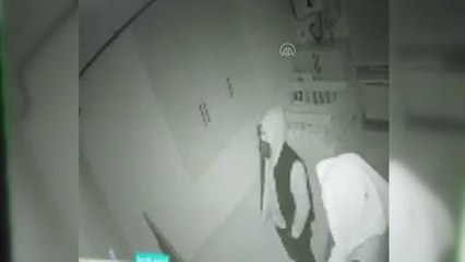 İş yerindeki televizyon hırsızlığı güvenlik kamerasında