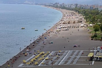 Antalya'da termometreler 36 dereceyi gösterdi, tatilciler sahillere akın etti