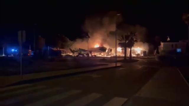 Un herido grave en el incendio intencionado de dos chiringuitos en Almenara