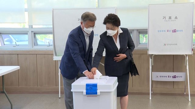 문재인 전 대통령 내외, 사저 근처에서 사전투표소 / YTN