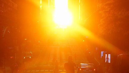 Annual Manhattanhenge event draws crowds for special phenomenon