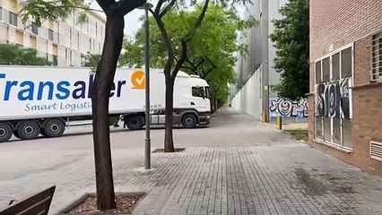 Un camión se salta un acceso prohibido en la cooperativa TEB de Sant Andreu