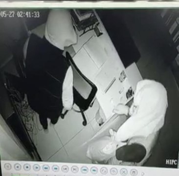 15 yaşındaki çocuk çaldığı televizyonla kaçarken yakalandı