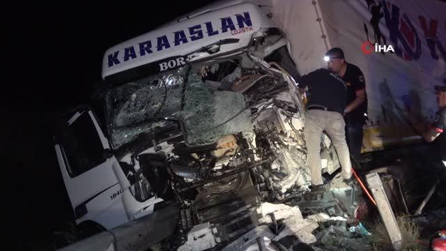 Tır ile kamyon kafa kafaya çarpıştı: Baba öldü, oğlu ağır yaralandı