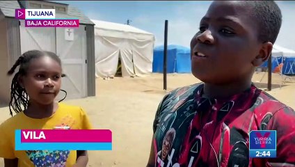 Niño haitiano es intérprete en campamento de migrantes en Tijuana