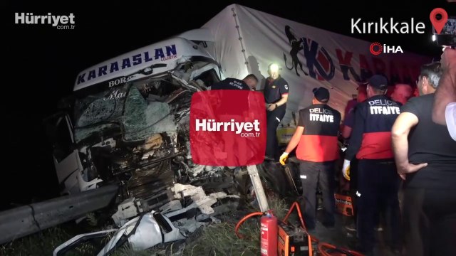 TIR ile kamyon kafa kafaya çarpıştı: 1 ölü 2 yaralı