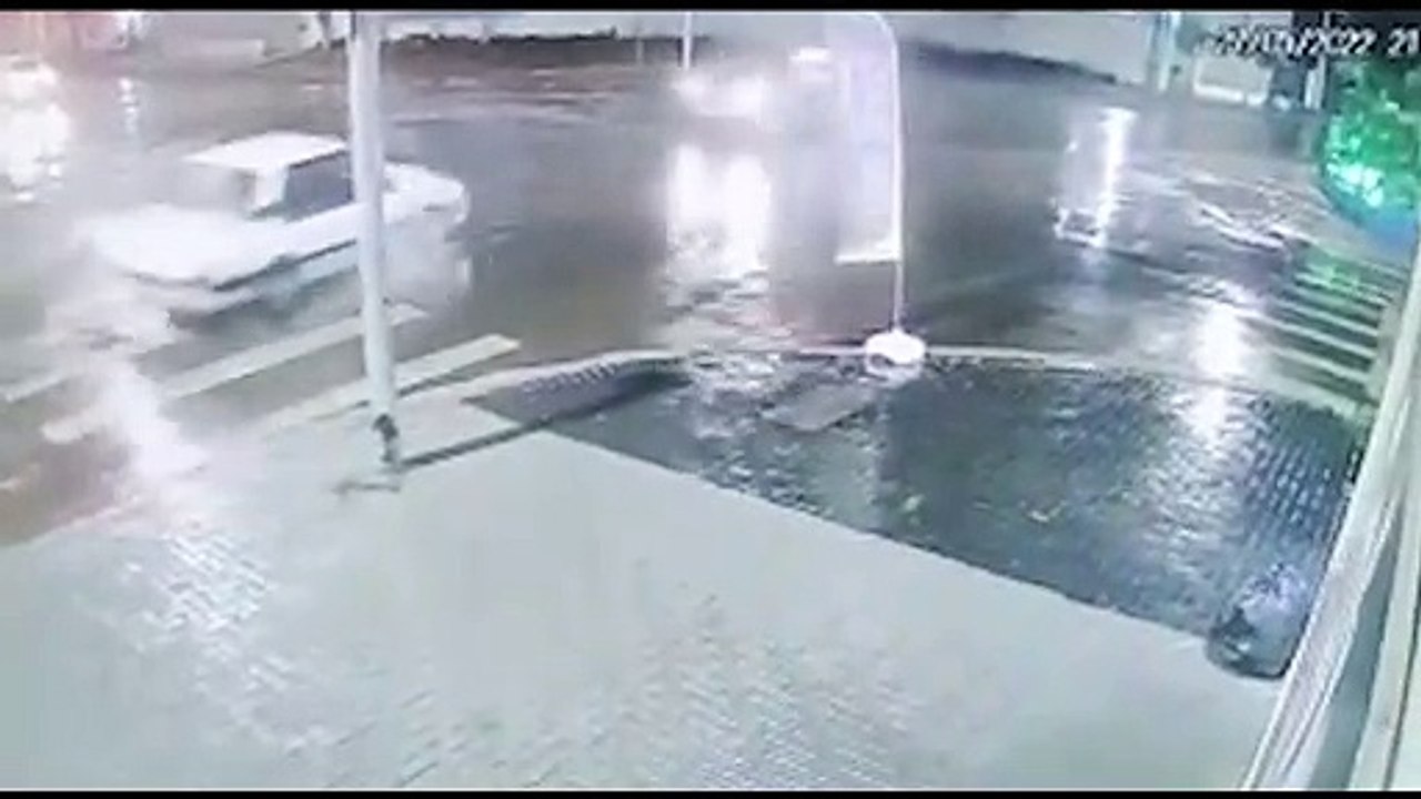 Câmera de segurança flagra acidente de trânsito no Parque São Paulo