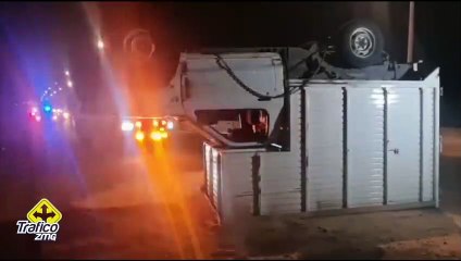 Camioneta volcada sone Periférico, en Tonalá