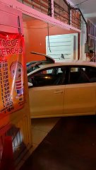 #EnVivo Terminó dentro de una taquería cuando se enseñaba a manejar