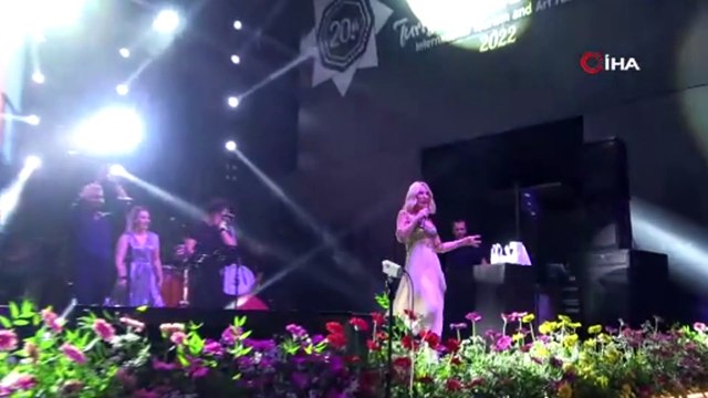 Seda Sayan’a konser verdiği sahnede çeyiz sandığı hediye edildi