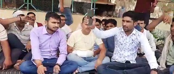 एसोसिएशन अध्यक्ष से मारपीट के बाद थमे एंबुलेंस के पहिये, अस्पताल के पास चक्का जाम कर प्रदर्शन