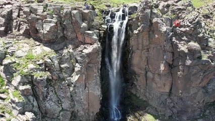 Iğdır'da kar sularıyla oluşan şelale görenleri mest etti