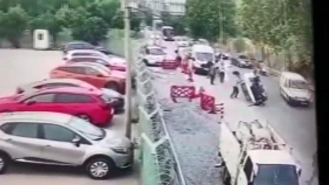 Zeytinburnu’nda bisikletliye çarpan otomobil takla attı