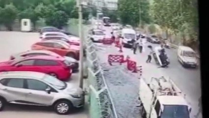 Zeytinburnu’nda bisikletliye çarpan otomobil takla attı