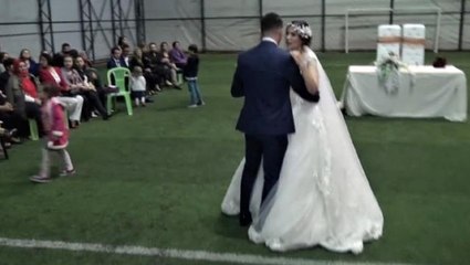 Kır düğünü hayali kuran çift, halı sahada evlendi! Mahkemenin yolunu tutup 30 bin TL kazandılar