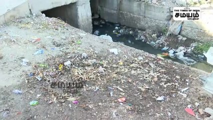 கழிவு நீரோடை அடைப்பு; களத்தில் இறங்கிய பெண் கவுன்சிலர்