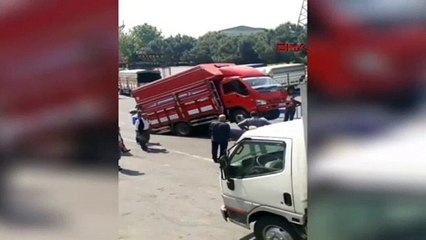 Yükü fazla kaçırınca kamyonet şaha kalktı! O anlar kameraya kaydedildi