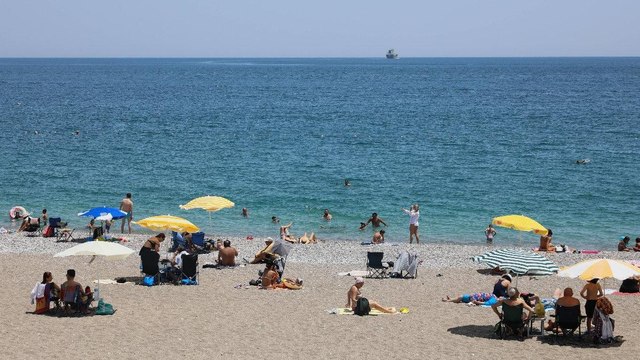 Antalya’da hava sıcaklığı 37 dereceyi gördü