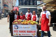 Canı meyve çeken çocuklara 'Göz Hakkı Manav'ından ücretsiz meyve dağıtıldı