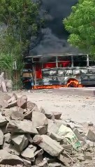 Fire in Bus: बस में लगी भीषण आग, धूं-धूं कर जलती बस का देखें Video...