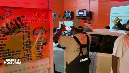 Un hombre que recién aprendía a conducir terminó dentro de una taquería