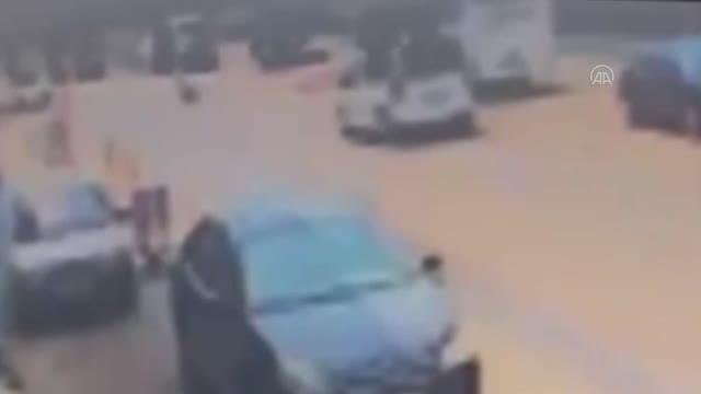 İki kişinin yaralandığı motosiklet kazası güvenlik kamerasında