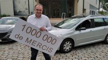 La 307 de Fabrice passe son million de kilomètres devant l'usine Peugeot de Sochaux