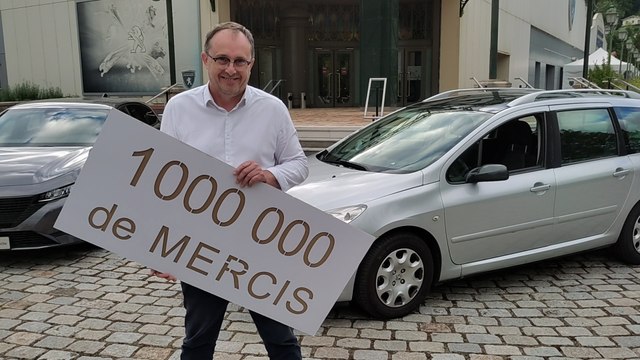 La 307 de Fabrice passe son million de kilomètres devant l'usine Peugeot de Sochaux